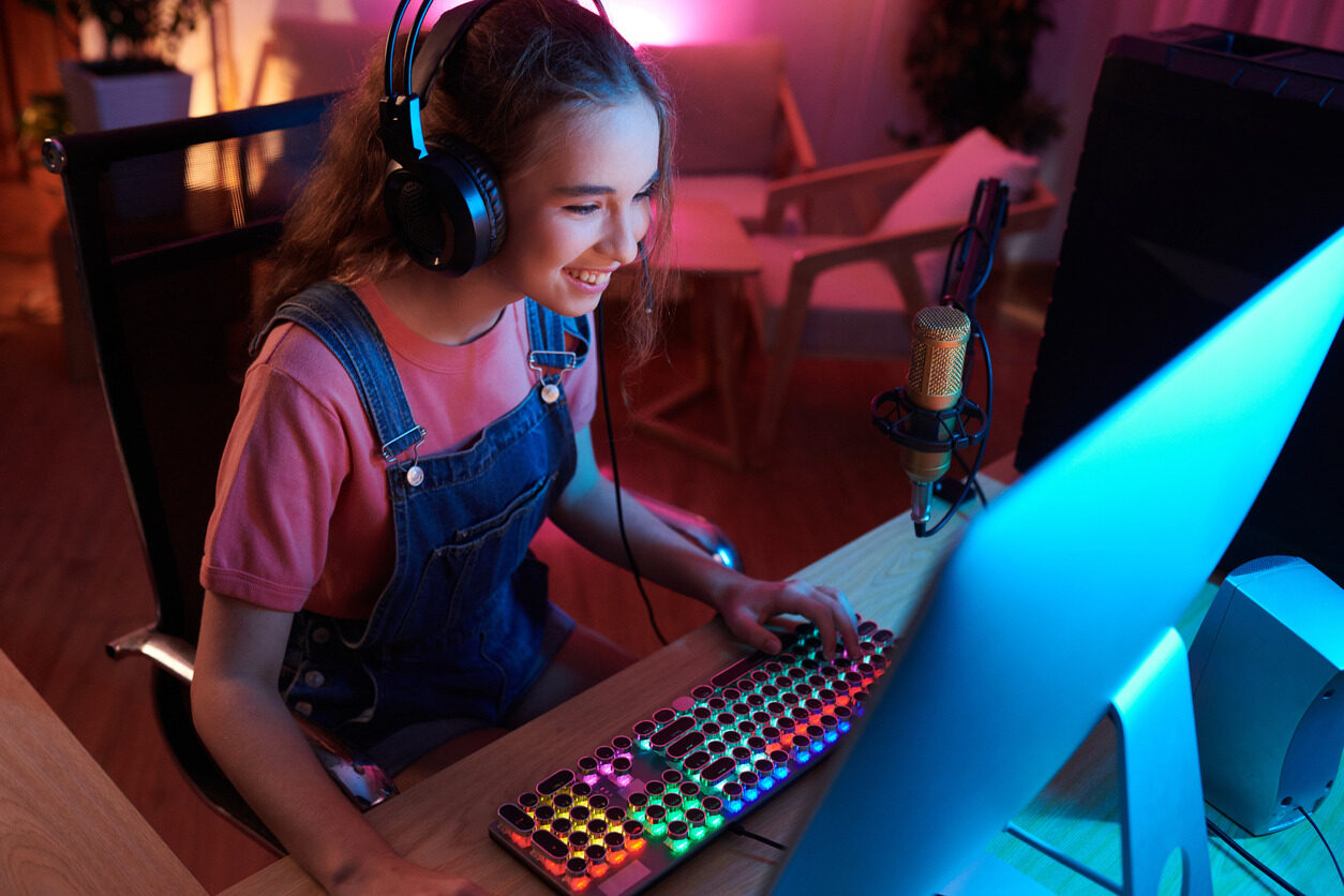 Girl making music on her computer after her music production short course with Berlitz Digital School.