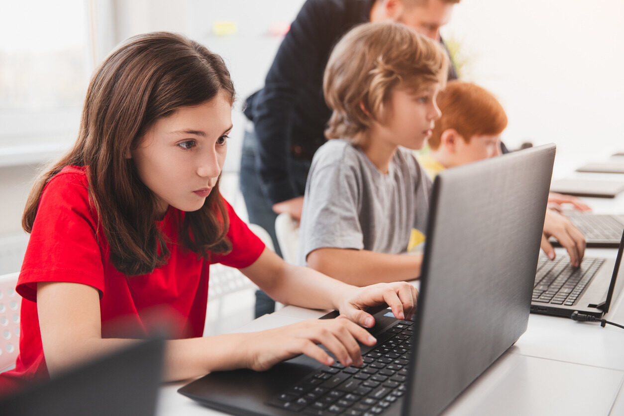 Girl in front of her computer learning about WordPress on an advanced level with Berlitz Digital School.