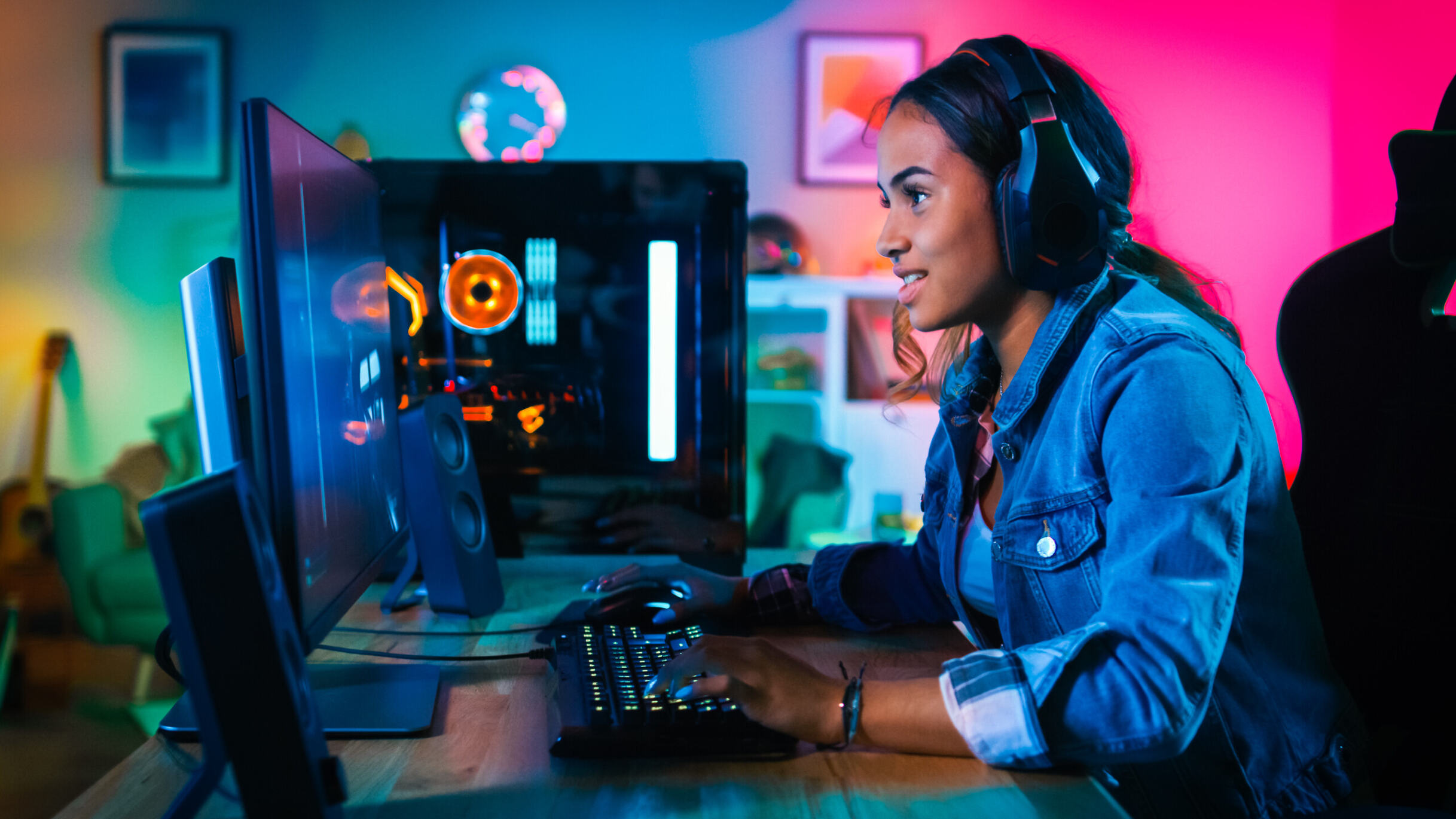 Girl with headphones learning programming on her computer with Berlitz Digital School's coding classes.