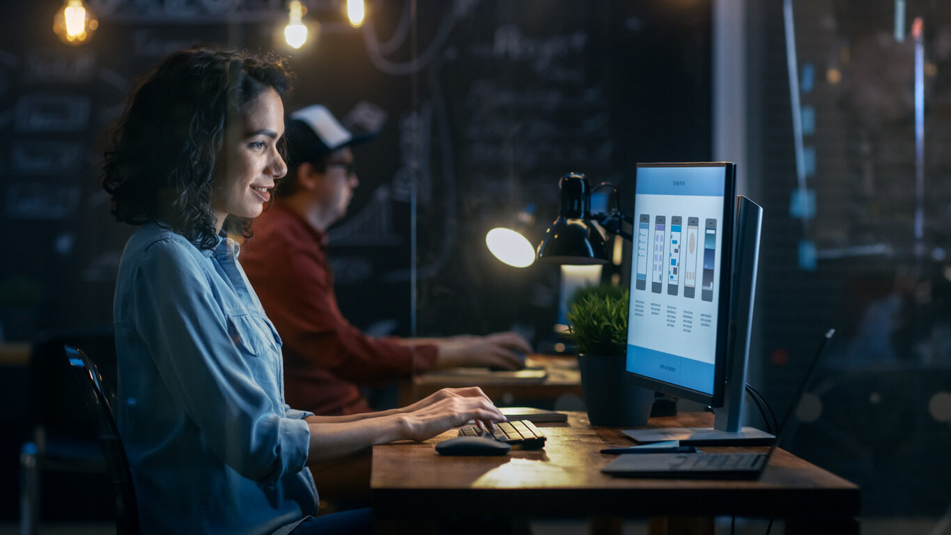 Girl in front of a computer learning how to use JavaScript with Berlitz Digital School.