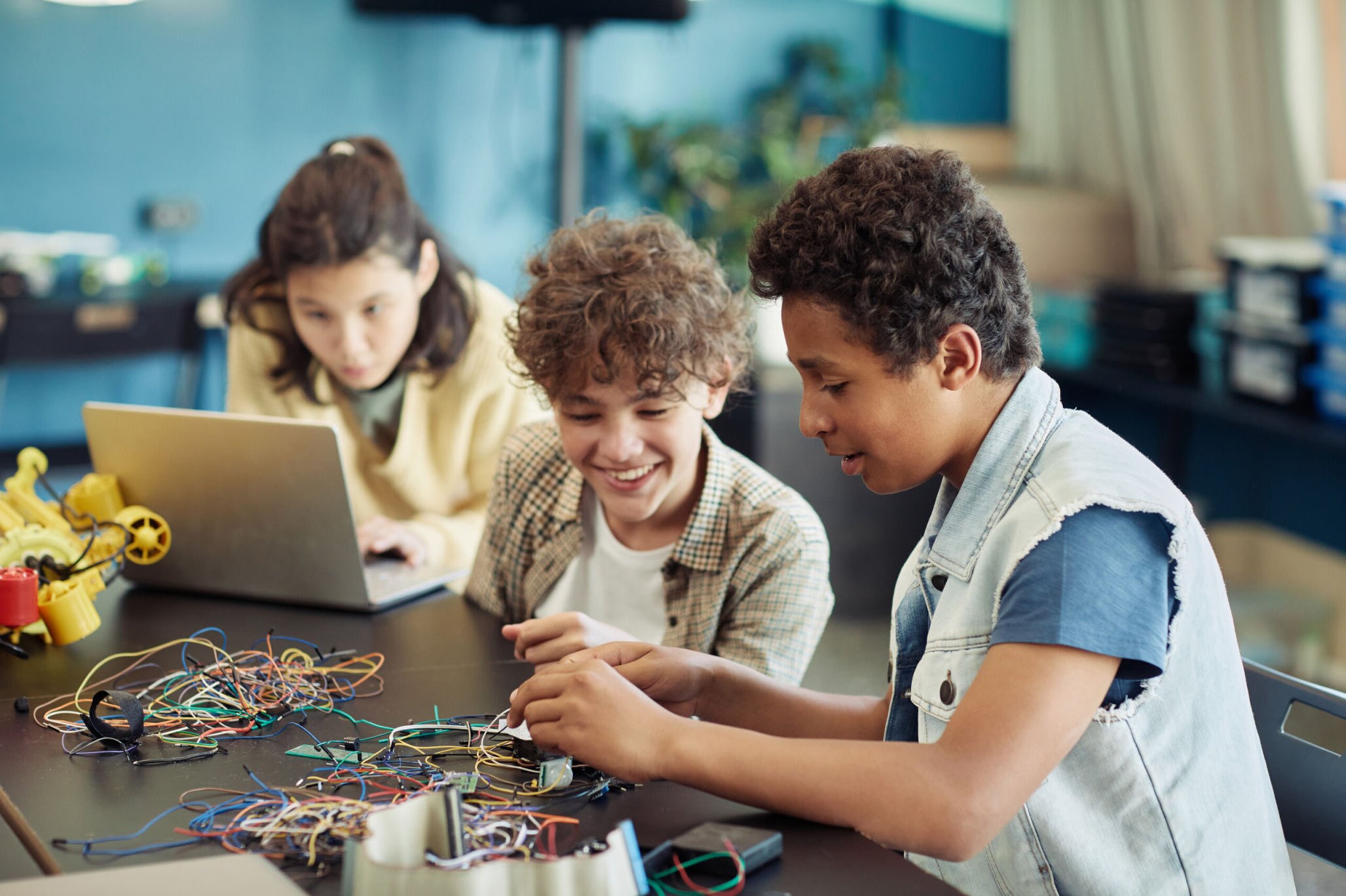 Students looking at wires and learning how computers work during their extracurricular activities with Berlitz Digital School.